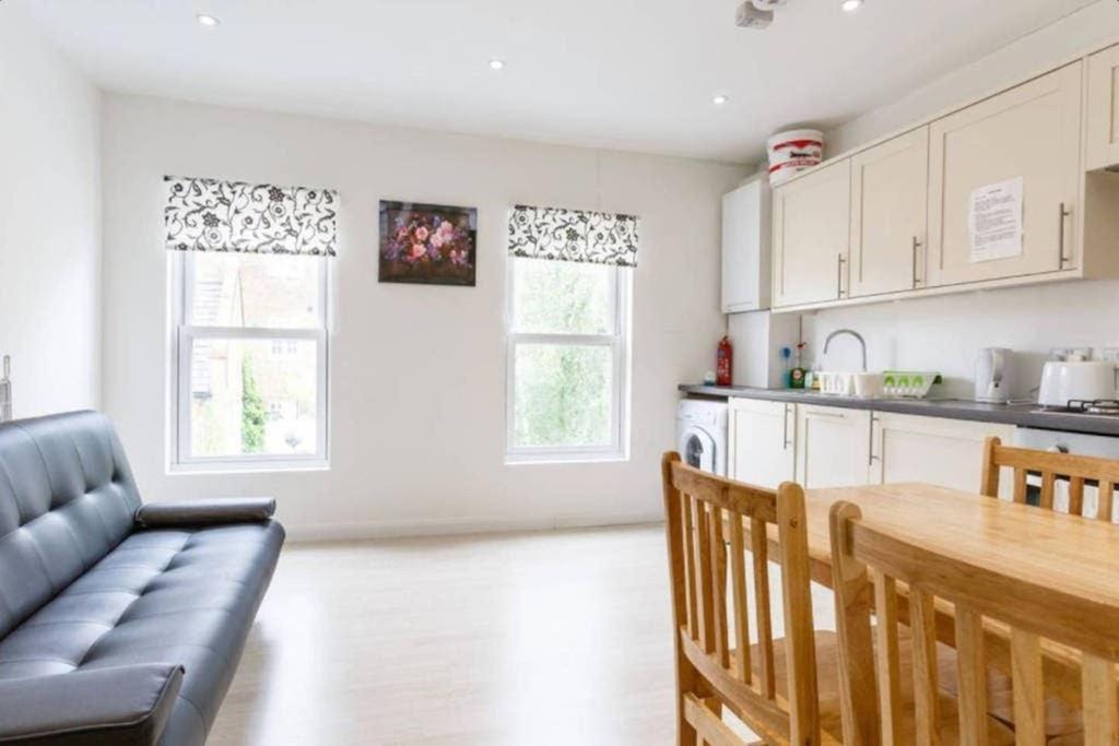 Privatunterkunft Redecorated Single With Shared Bathroom And Kitchen
