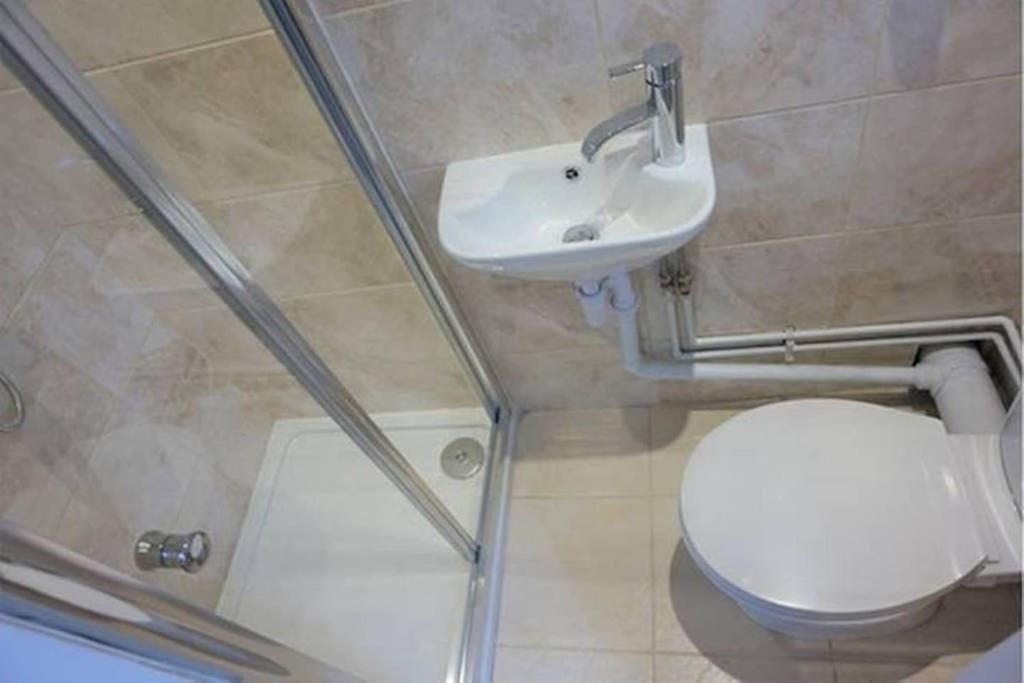 Privatunterkunft Redecorated Single With Shared Bathroom And Kitchen *
