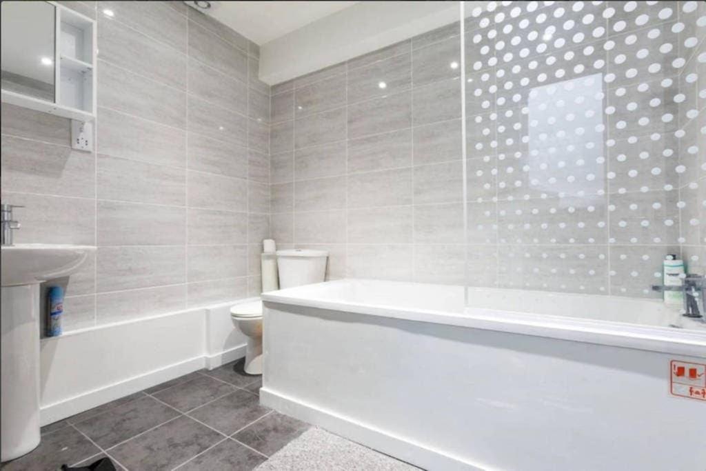 Redecorated Single With Shared Bathroom And Kitchen Privatunterkunft *