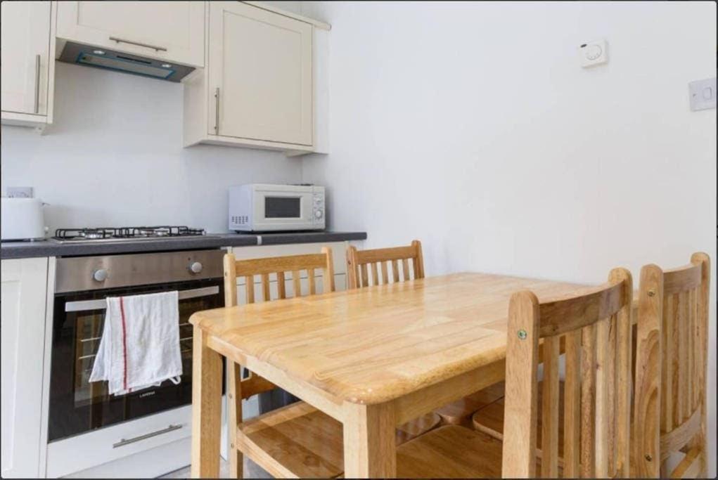 Privatunterkunft Redecorated Single With Shared Bathroom And Kitchen *