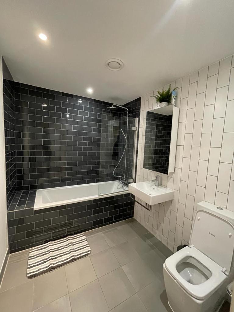2bed Royal Wharf *