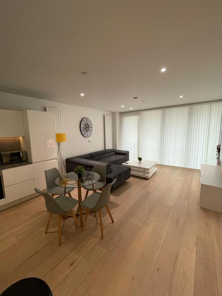 2bed Royal Wharf Appartement