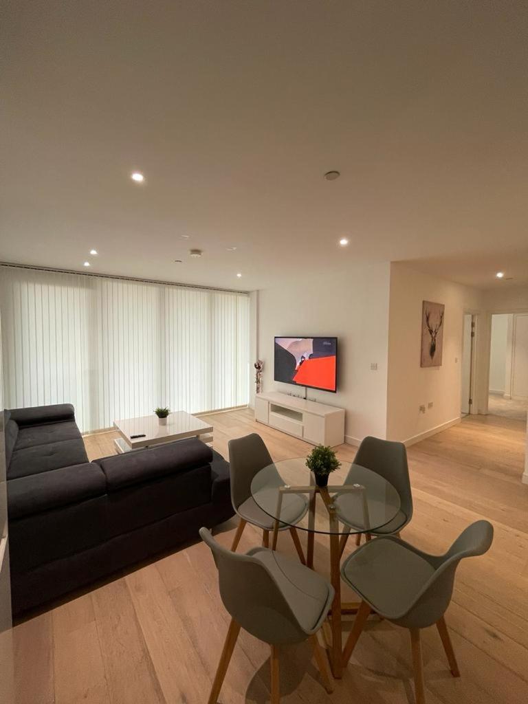 2bed Royal Wharf *