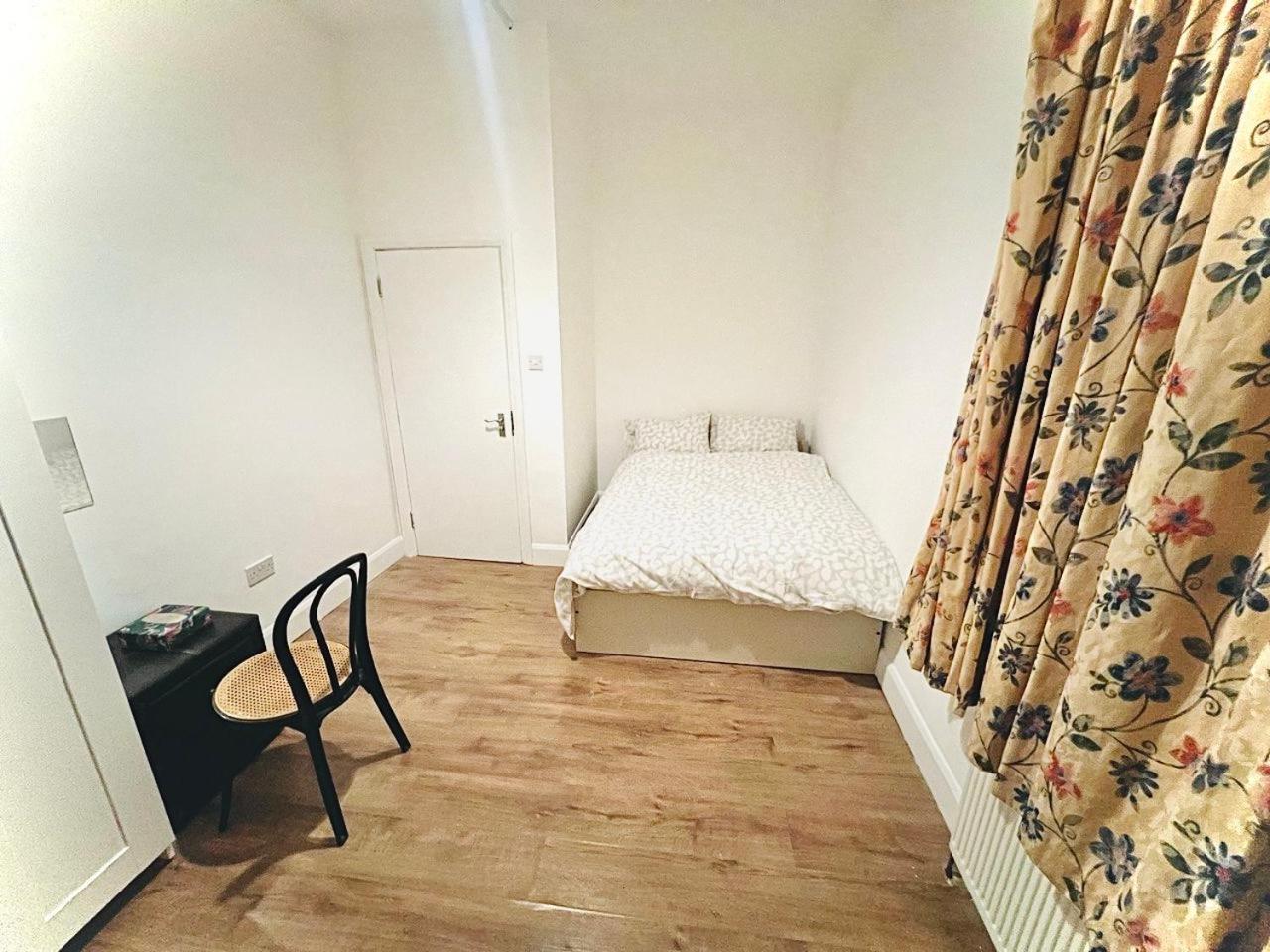 Double Bed Large King Size In Beautiful Flat R 02 London