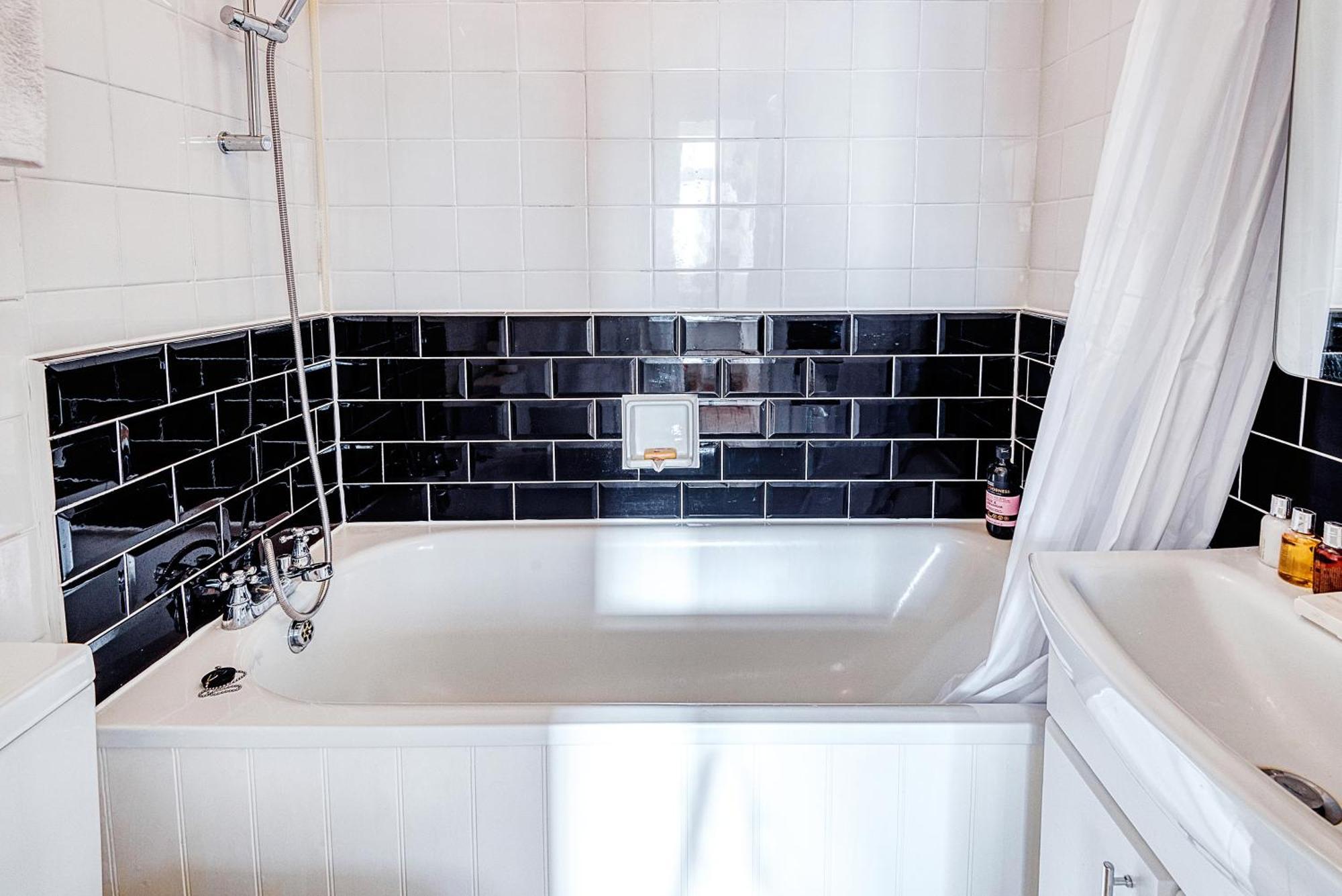 Warm And Welcoming In Putney By Underthedoormat Londres