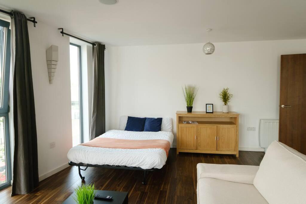Modern 2 Bed Flat In East Apartment London