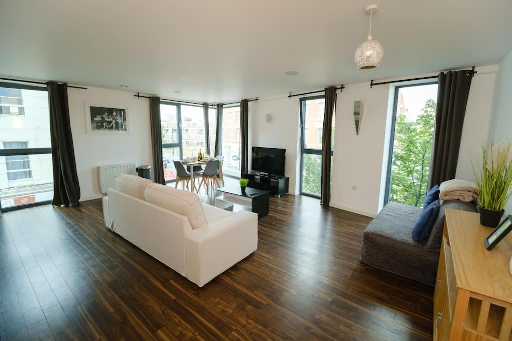 Modern 2 Bed Flat In East Apartment London