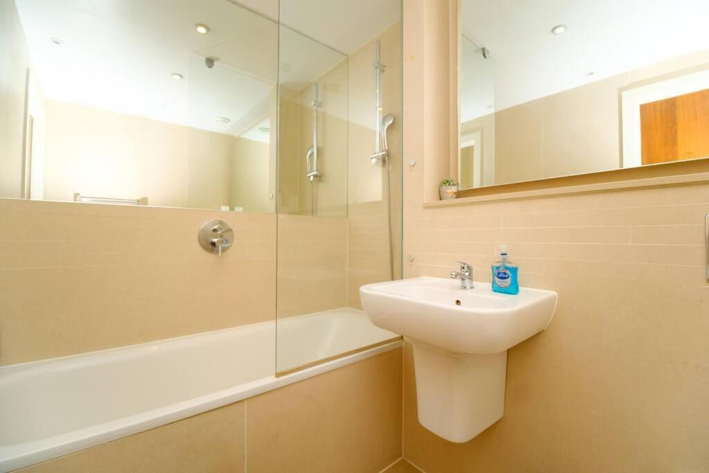 Modern 2 Bed Flat In East Apartment *