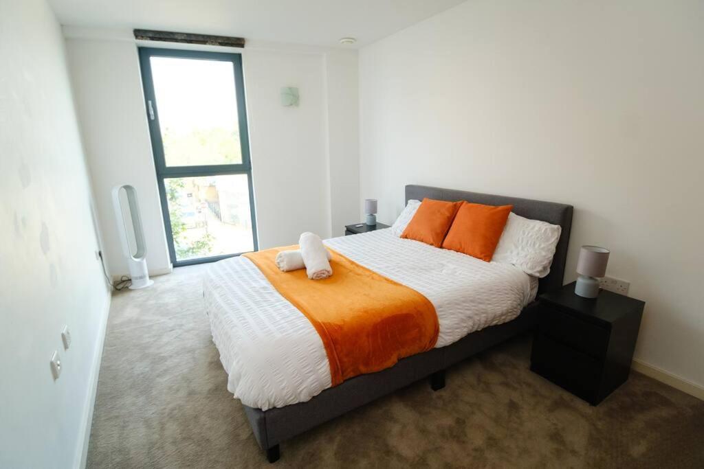 Modern 2 Bed Flat In East Apartment London