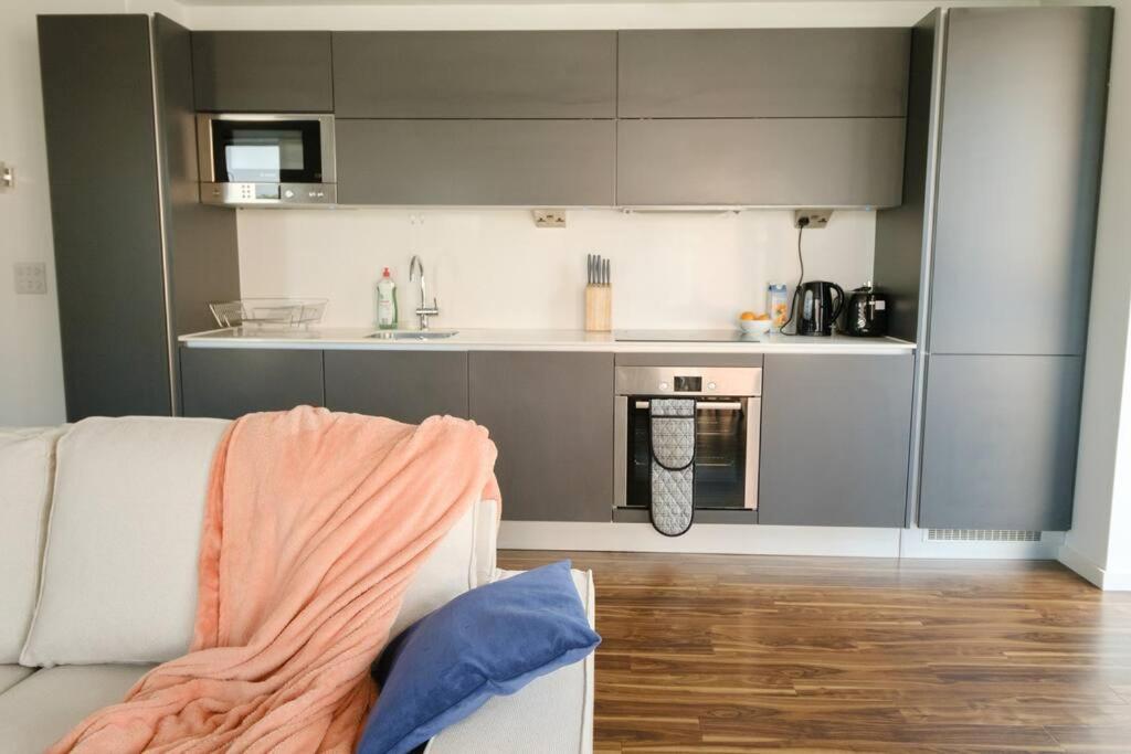 Modern 2 Bed Flat In East Apartment London