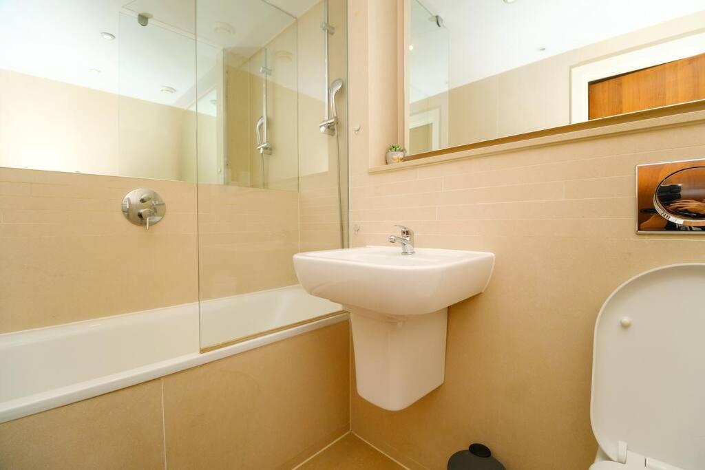 Modern 2 Bed Flat In East Apartment