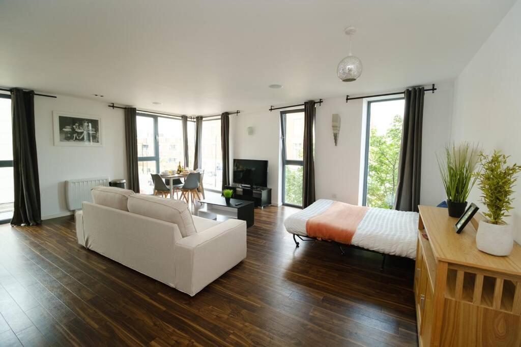 Modern 2 Bed Flat In East * London