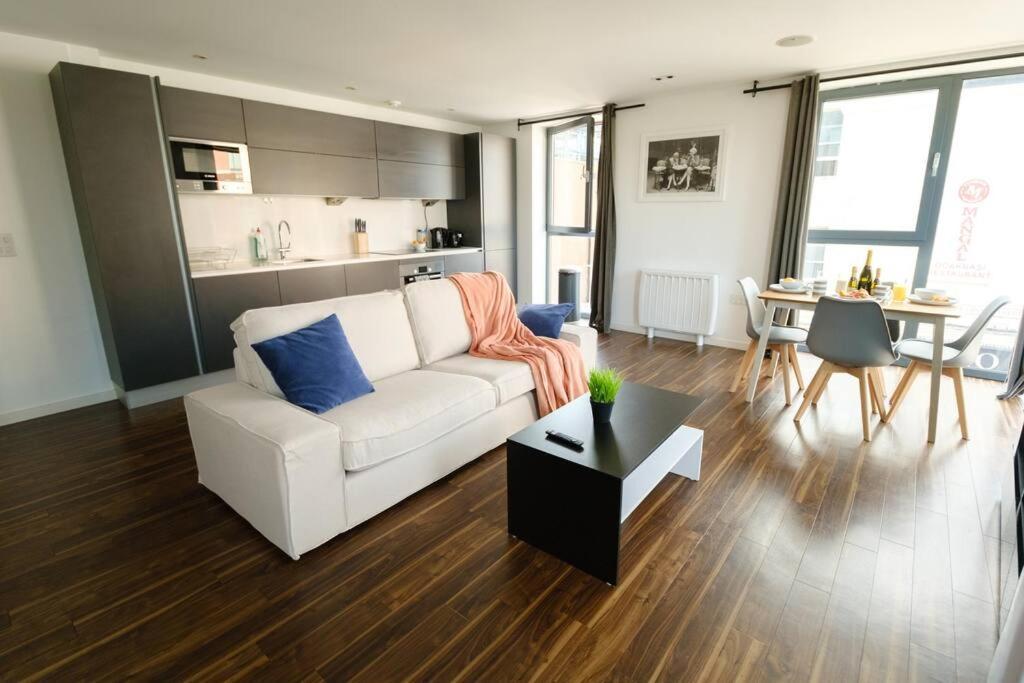 Modern 2 Bed Flat In East Apartment London