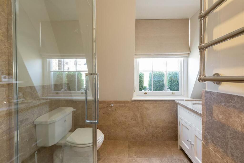 Elegantly Designed Belgravia Townhouse Apartment