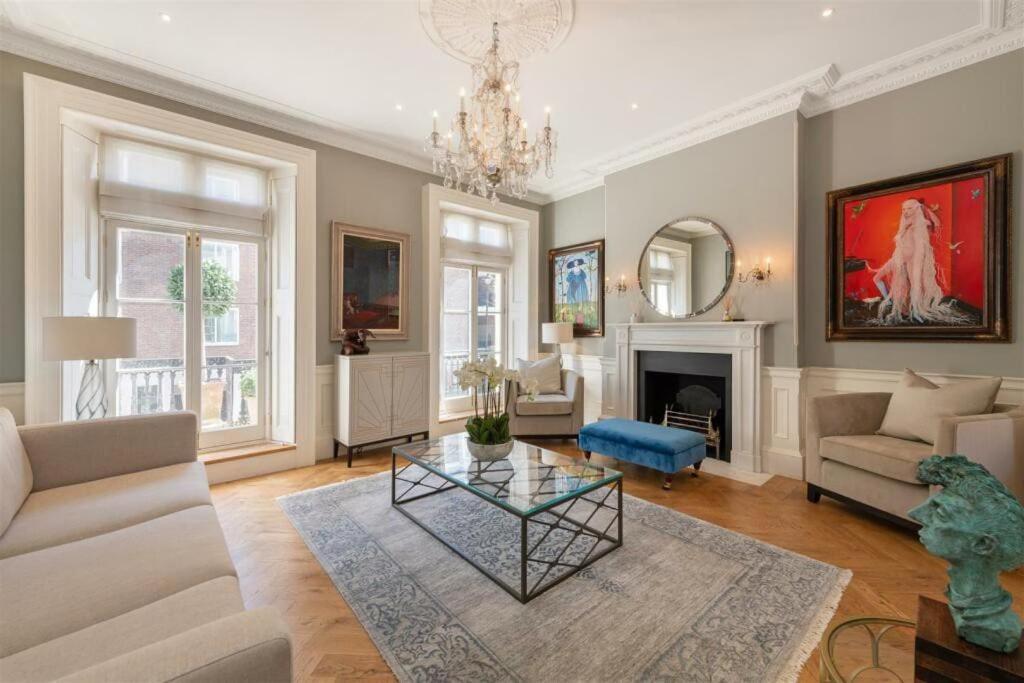 Elegantly Designed Belgravia Townhouse Apartment