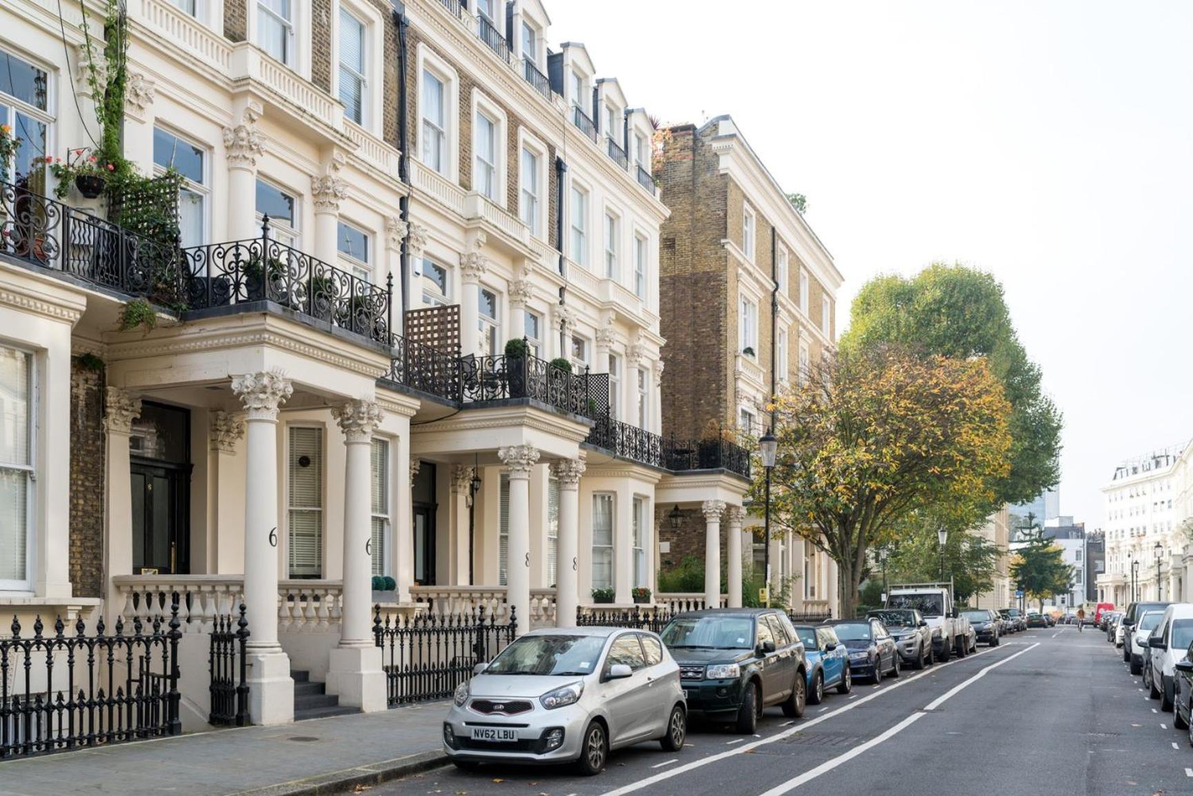 Pleasant Earl's Court Near Hyde Park By Underthedoormat Londres