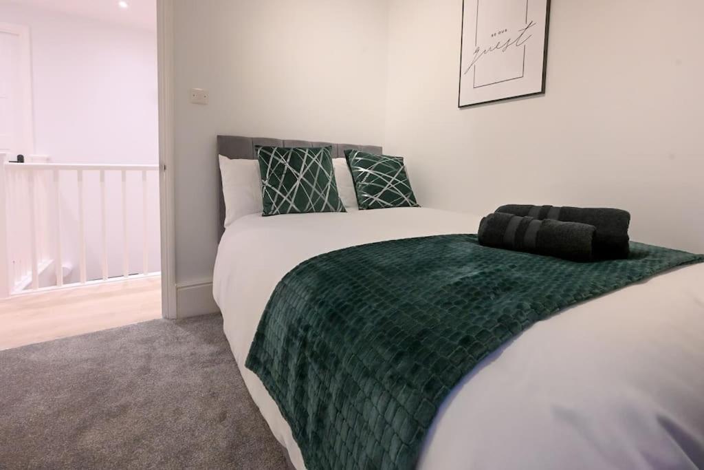 Modern 2 Bed Split Level Maisonette With Parking *
