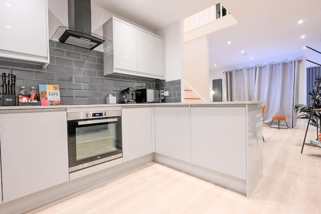 Modern 2 Bed Split Level Maisonette With Parking * London