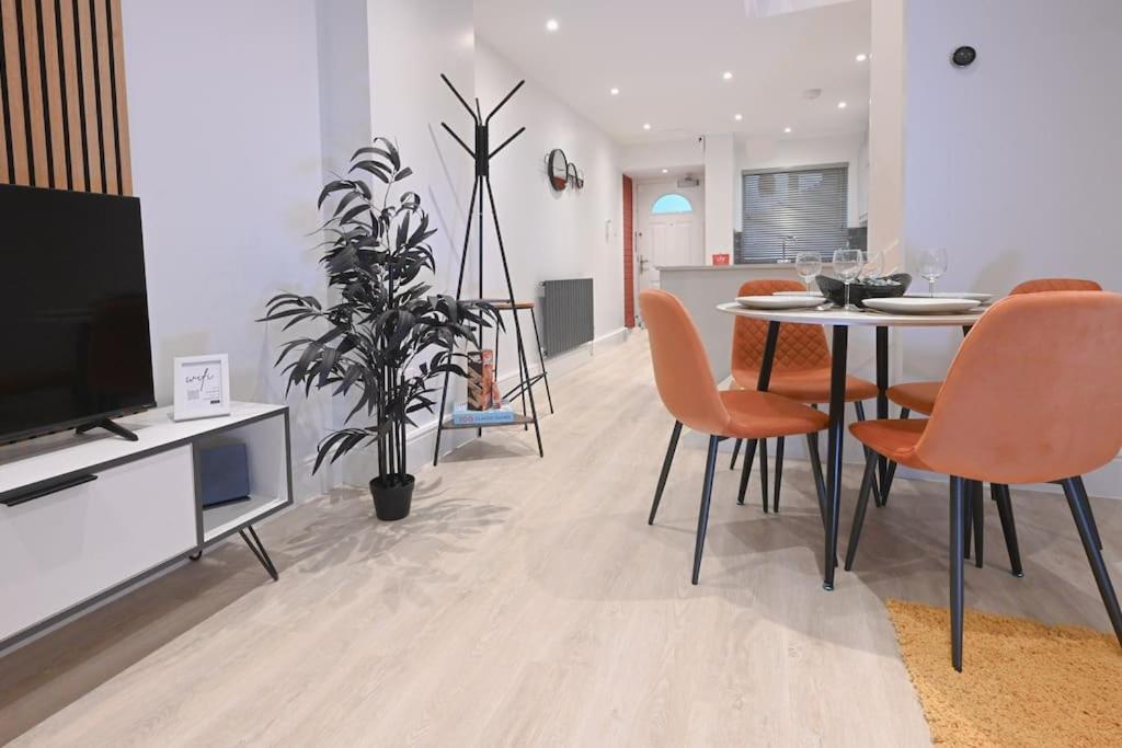 Apartment Modern 2 Bed Split Level Maisonette With Parking