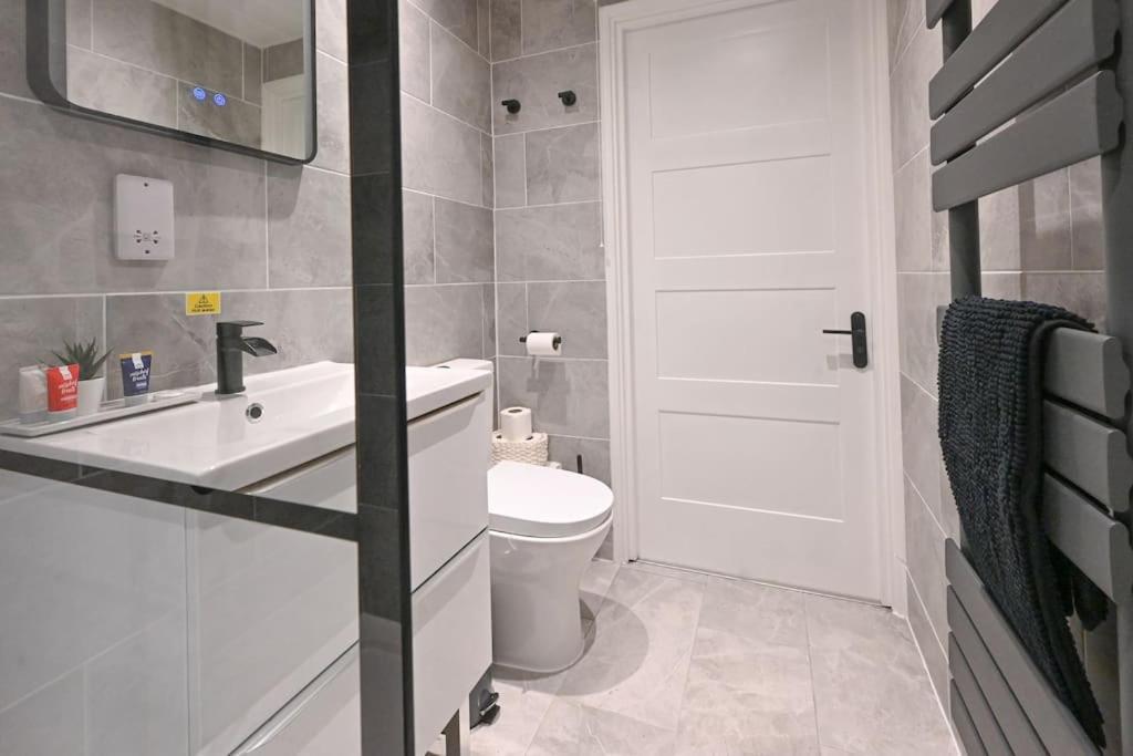 Apartment Modern 2 Bed Split Level Maisonette With Parking *