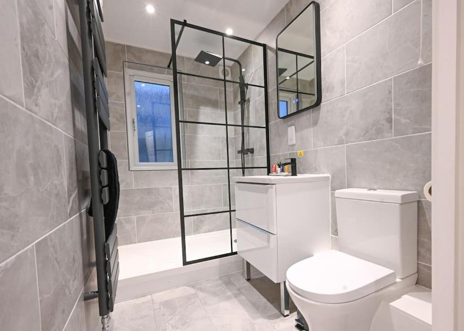 Apartment Modern 2 Bed Split Level Maisonette With Parking