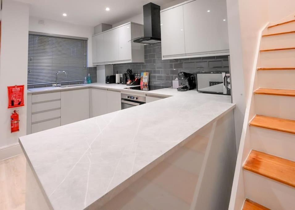 Modern 2 Bed Split Level Maisonette With Parking Apartment