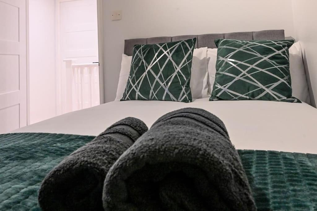 Modern 2 Bed Split Level Maisonette With Parking Apartment *