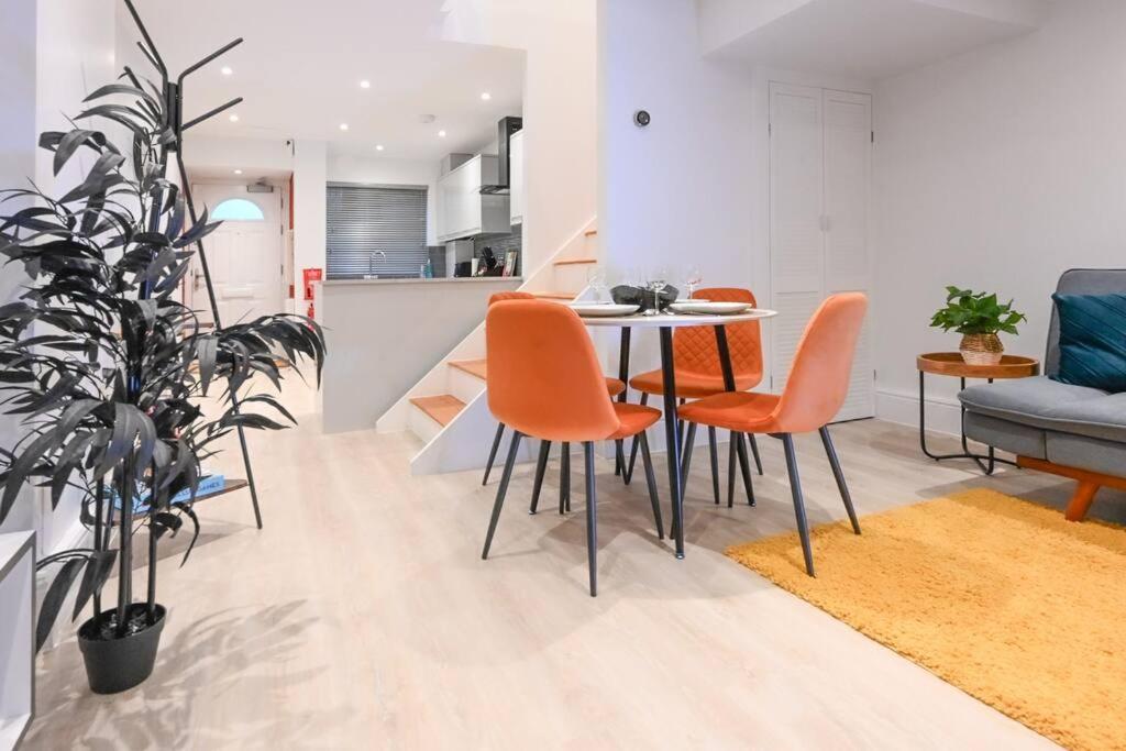 Modern 2 Bed Split Level Maisonette With Parking London