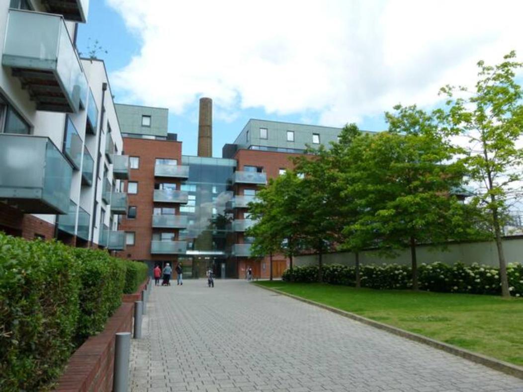 Bright & Spacious Double Bedroom With Ensuite And Concierge! Paid Parking Available Appartement *