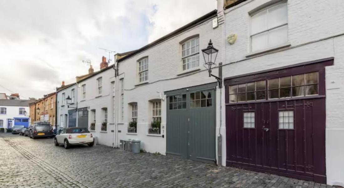 Parkside Mews With Garden In Battersea Park