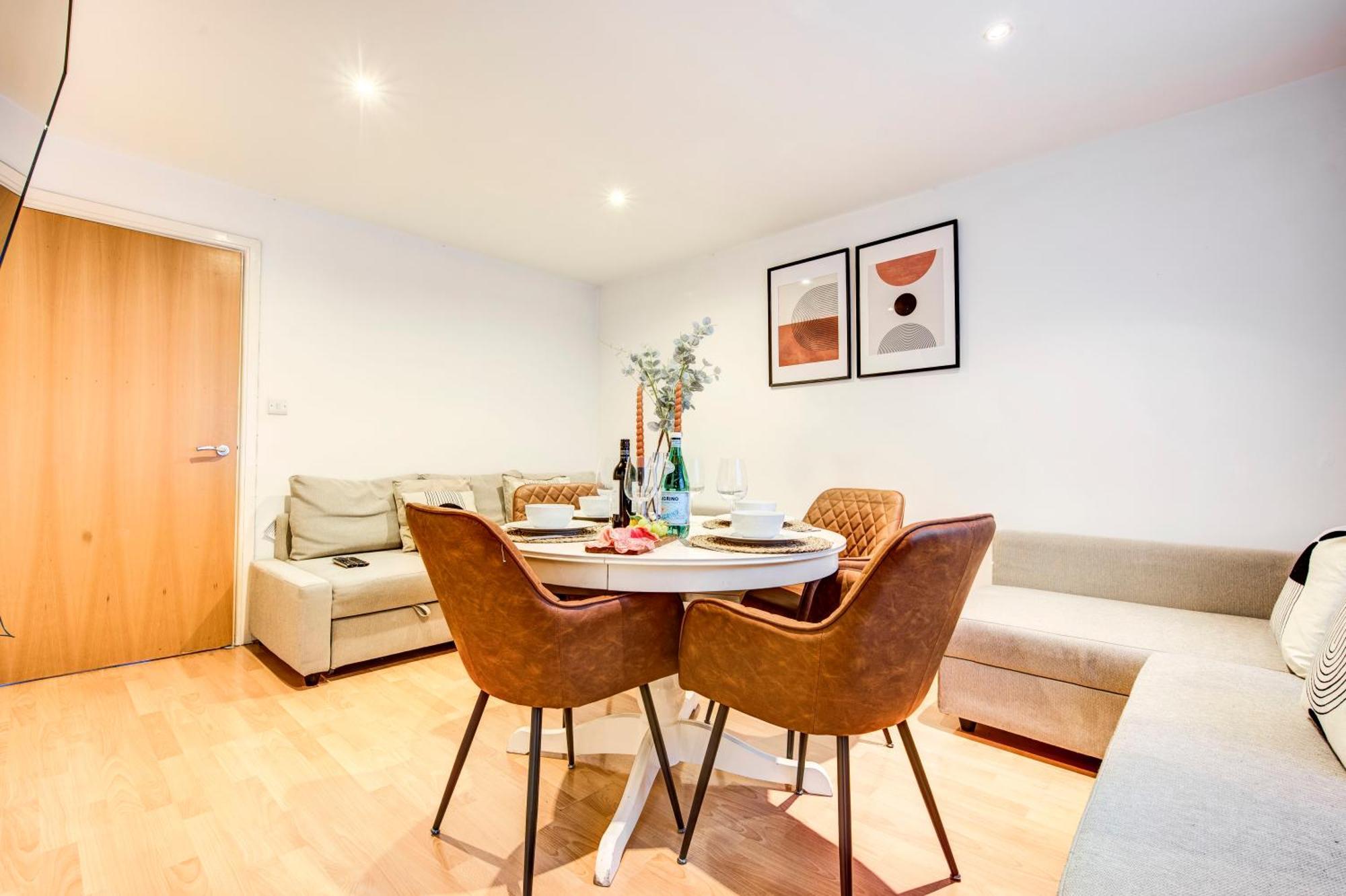 Apartment 2-bed 2-bath Tower Bridge Gem, Sleeps 8 London