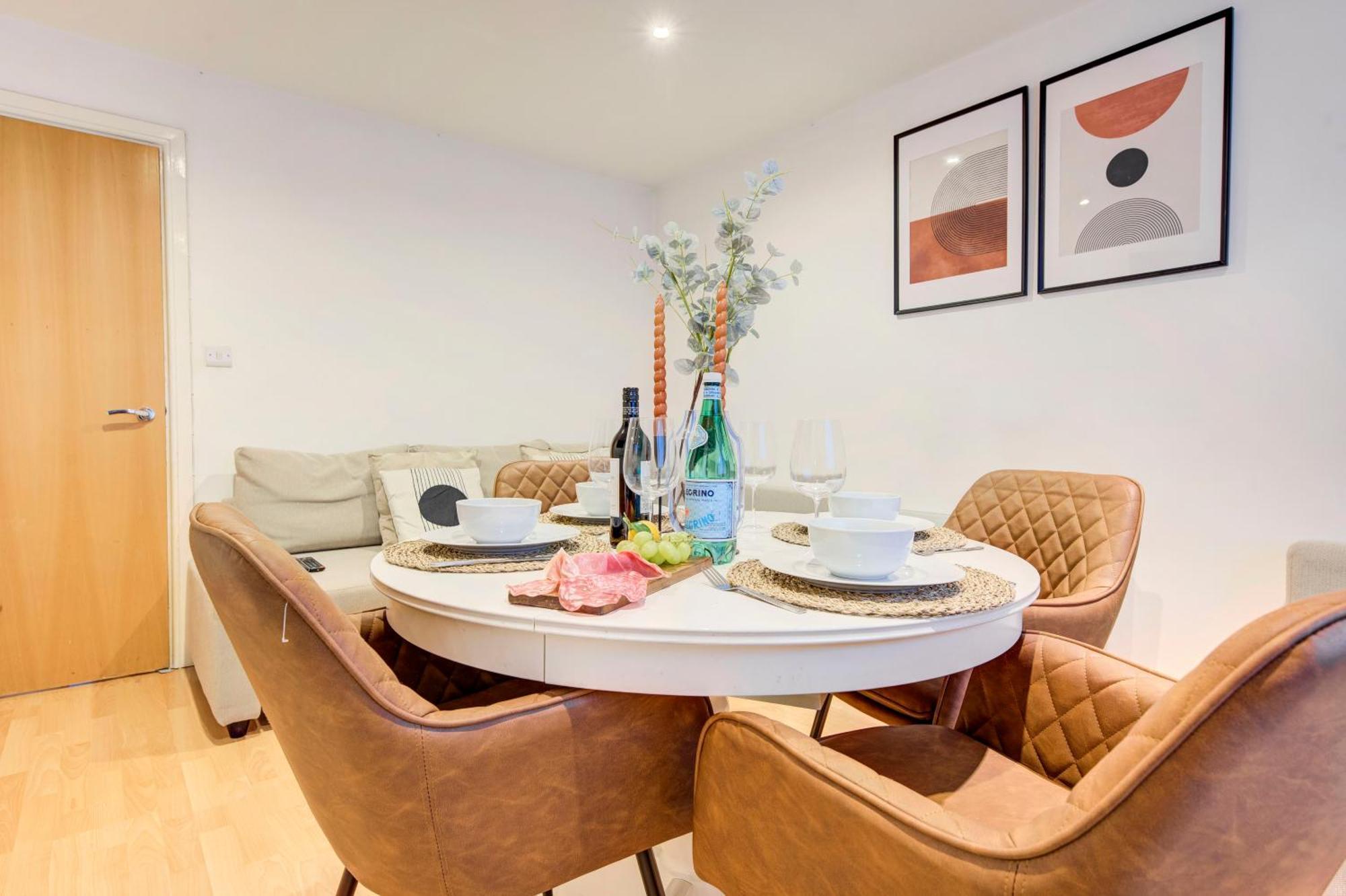 Apartment 2-bed 2-bath Tower Bridge Gem, Sleeps 8 London