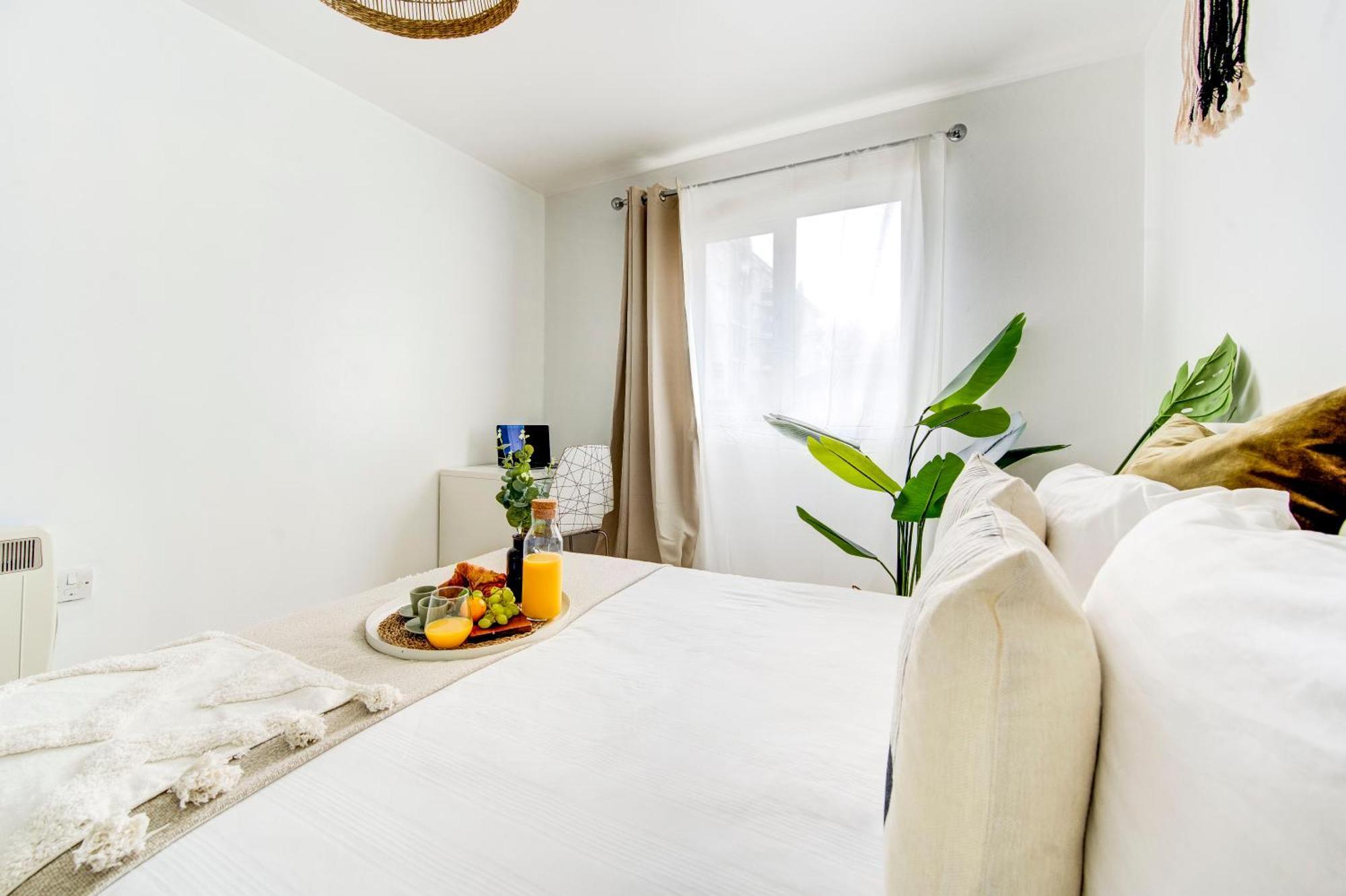 Apartment 2-bed 2-bath Tower Bridge Gem, Sleeps 8
