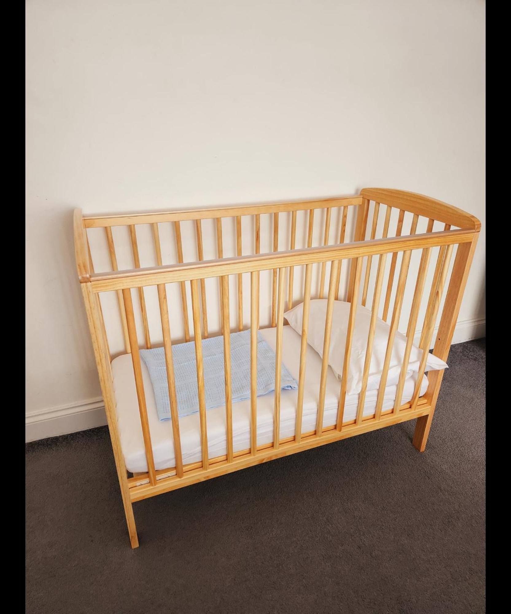 12 Minutes To Kings Cross, 6 Minutes Walks To The Train Station - Free Parking 3 Bed 2 Bath Fully Refurbished Flat No Party Or Gathering Allowed Londres