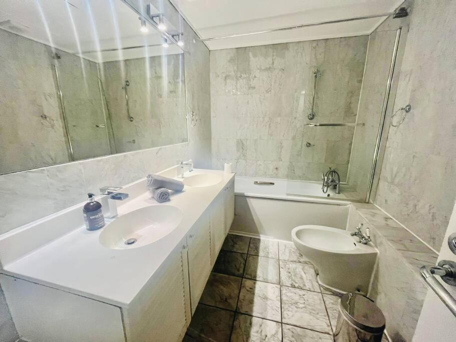 2 Bedroom Flat In Diplomatic Enclave In Kensington Apartamento Londres