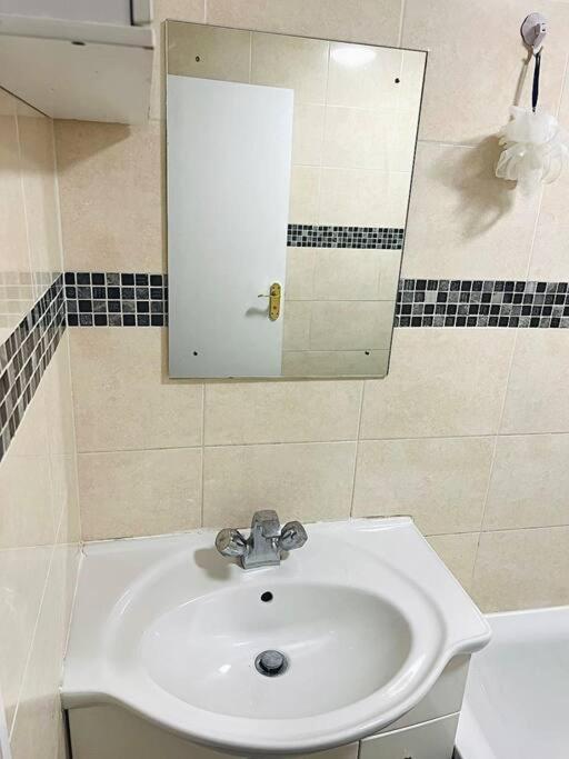 Room In Wembley Apartment London