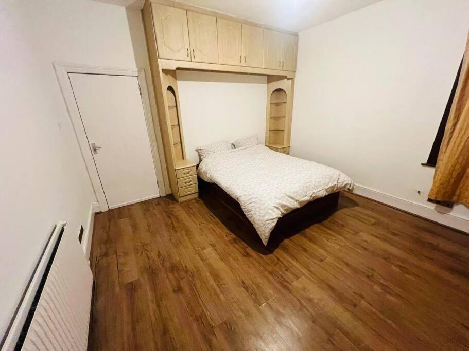 Room In Wembley Apartment *