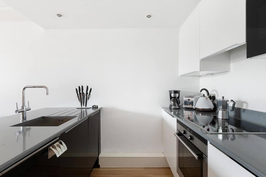 Stylish With Underground Parking Londres
