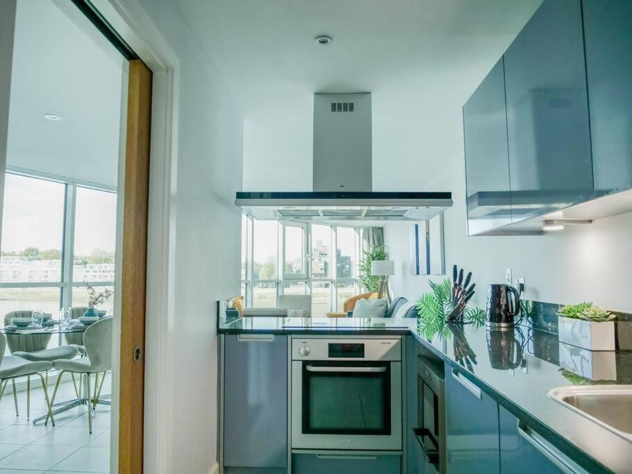 Luxury Riverside Retreat With Stunning Views London