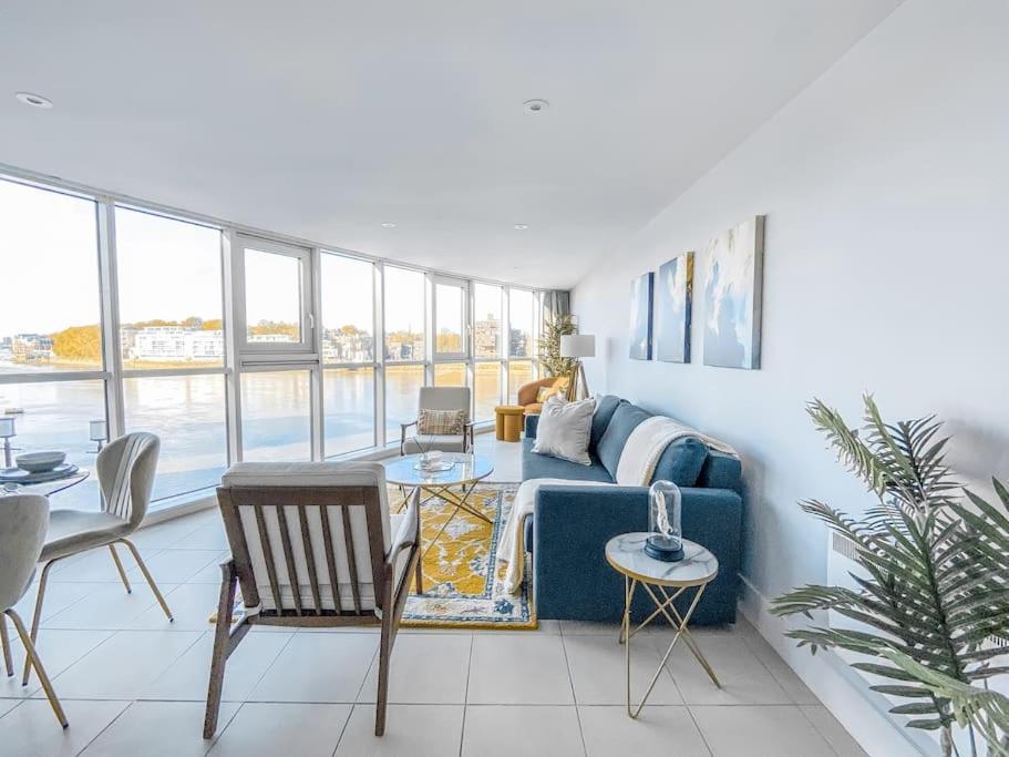 Luxury Riverside Retreat With Stunning Views Apartamento *