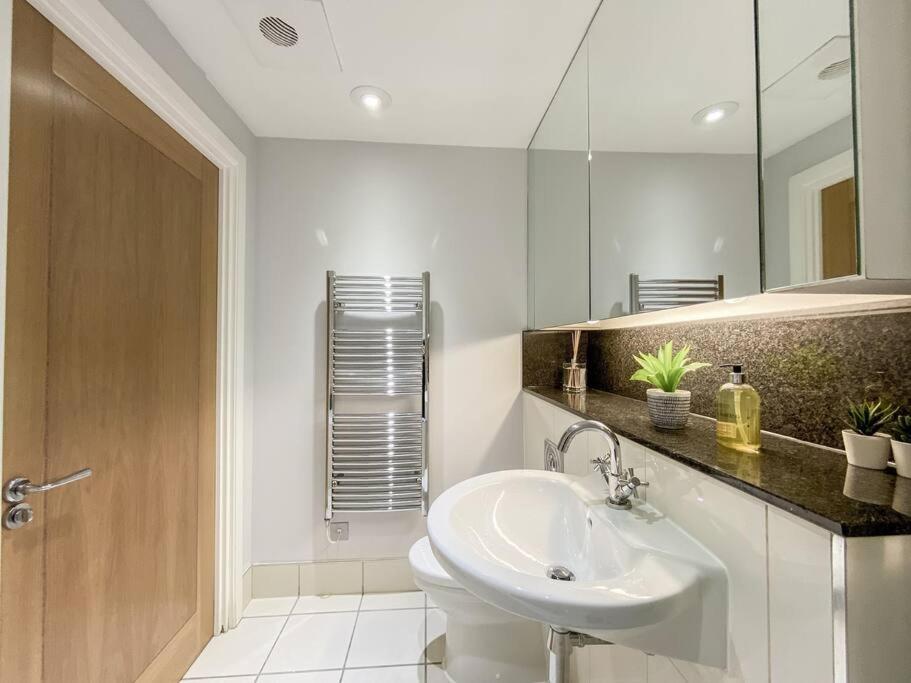 Luxury Riverside Retreat With Stunning Views * London