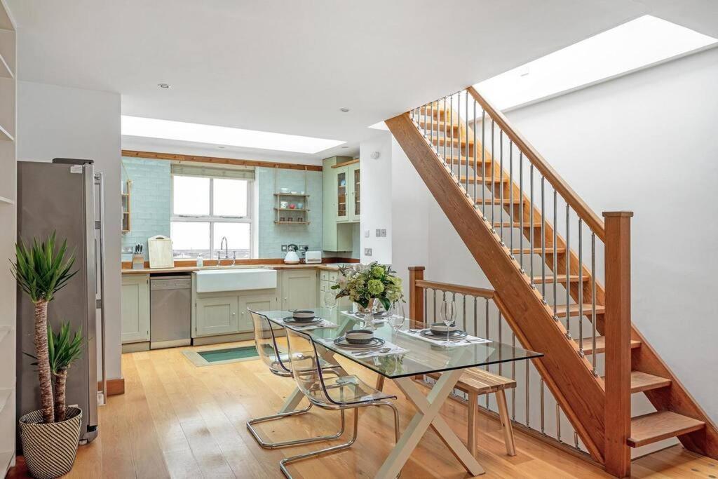 Exceptional Mews House In Chelsea * Londres