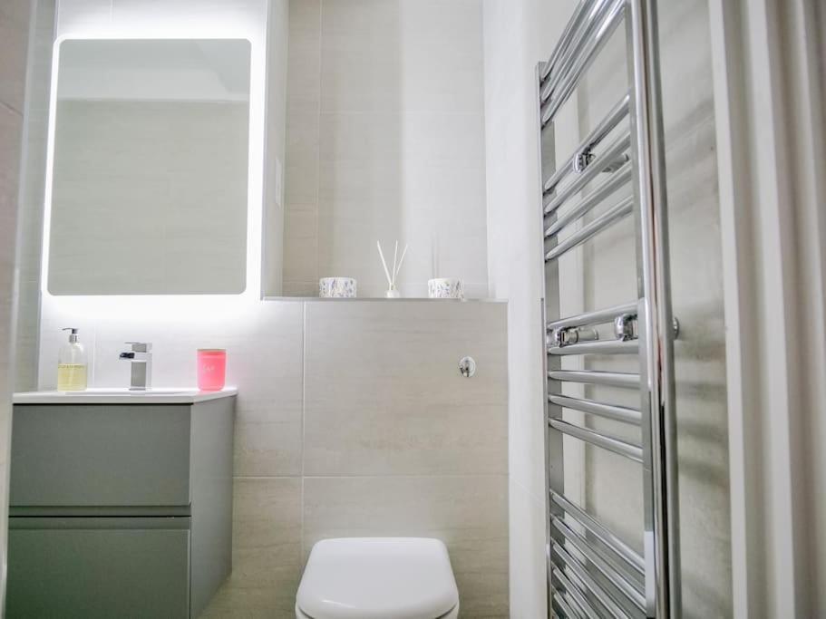 Super Spacious 3 Bedroom And 3 Bathroom Londres
