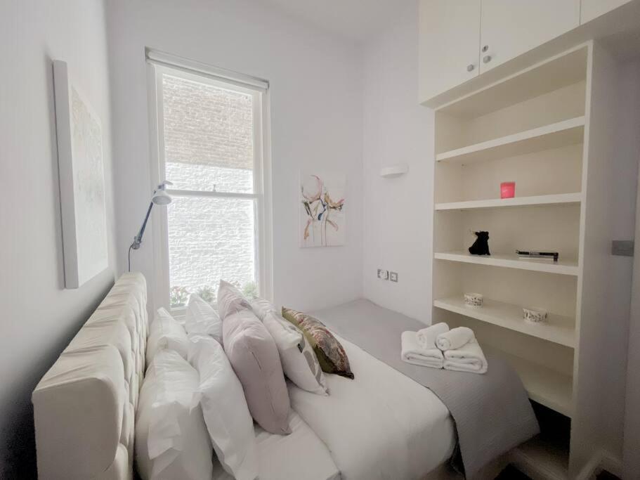 Exceptional In The Desirable Street Londres