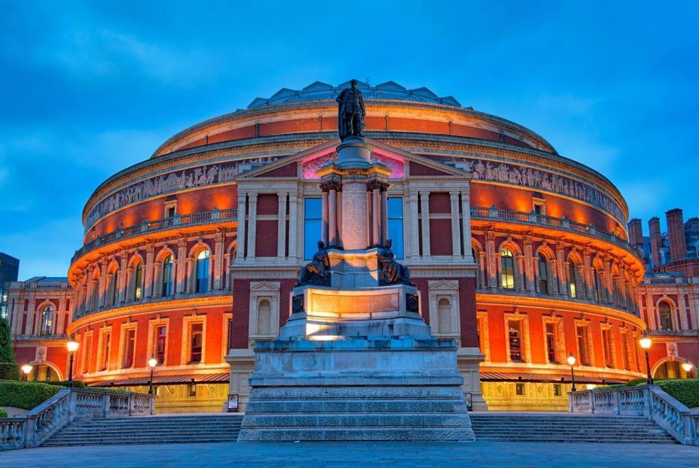 Exceptional In The Desirable Street Londres