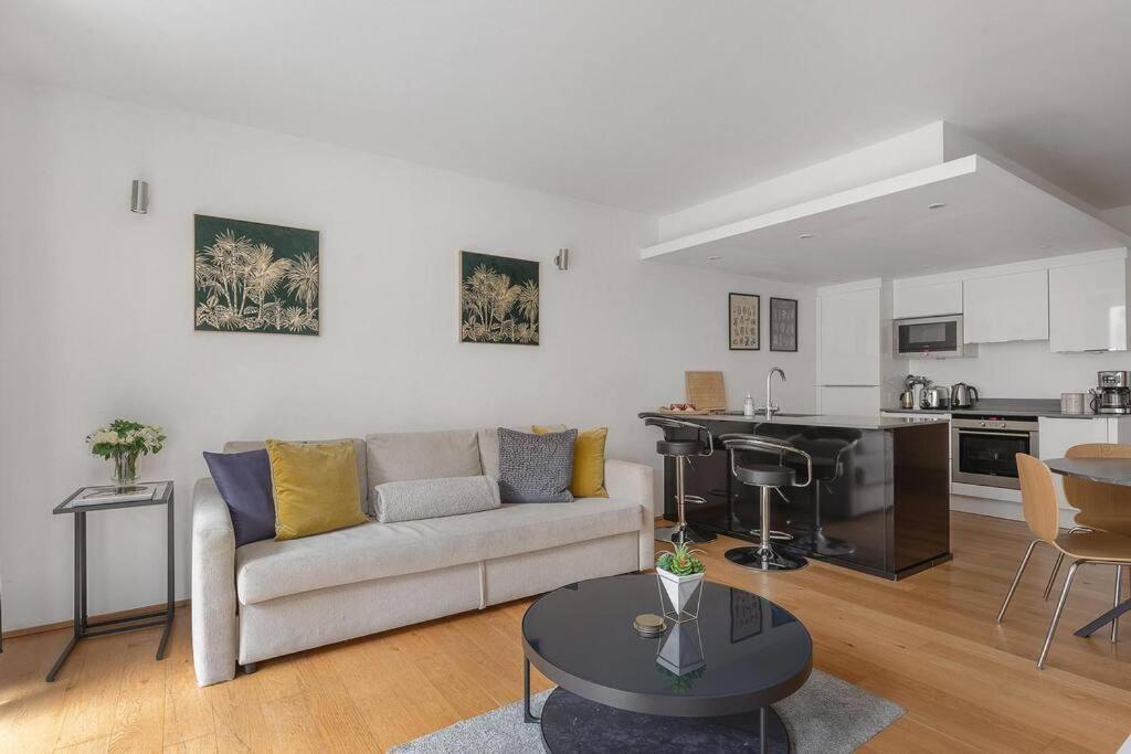 A Modern Two Bedroom Flat With Private Parking *