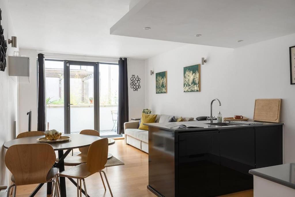 Appartement A Modern Two Bedroom Flat With Private Parking Londres