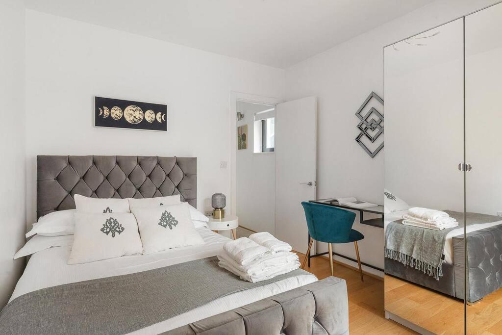 A Modern Two Bedroom Flat With Private Parking