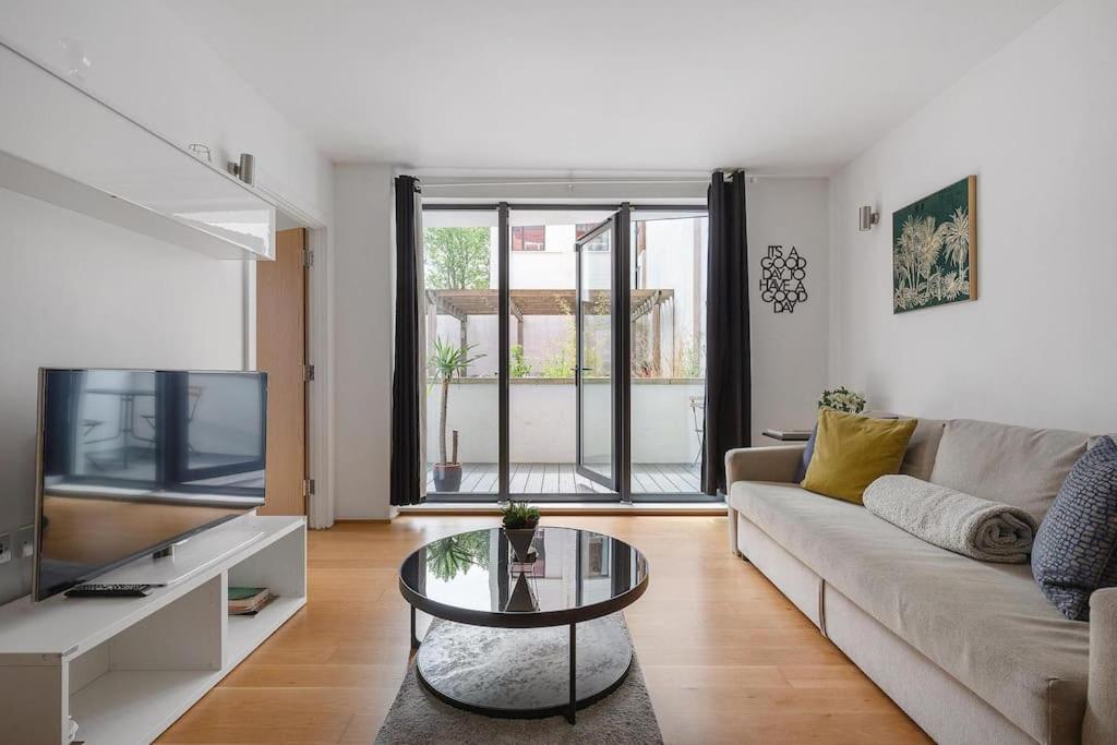 Appartement A Modern Two Bedroom Flat With Private Parking Londres