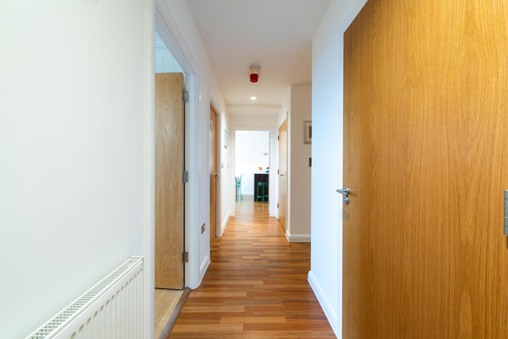 Two Bedroom Flat With Balcony In Central Wimbledon Apartment